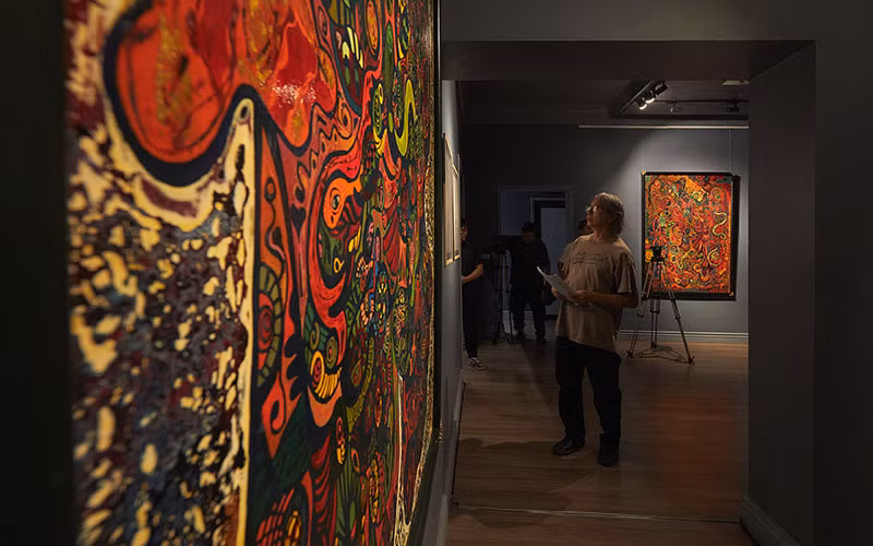 Những bức sơn mài khổ lớn trong triển lãm.