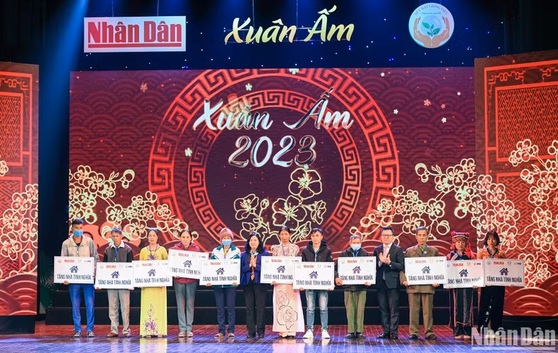 Ban tổ chức tặng nhà cho người nghèo tại “Xuân ấm 2023”. (Ảnh: THÀNH ĐẠT)