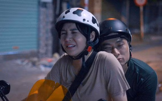 Quỳnh kool và Duy Hưng trong một cảnh quay.