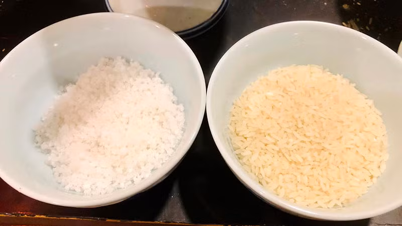 Đĩa gạo, đĩa muối dành cho cúng chúng sinh. (Ảnh: HÀ TÙNG LONG)