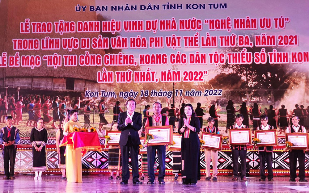 Gắn huy hiệu, trao Bằng Nghệ nhân ưu tú và hoa cho các nghệ nhân được vinh danh.