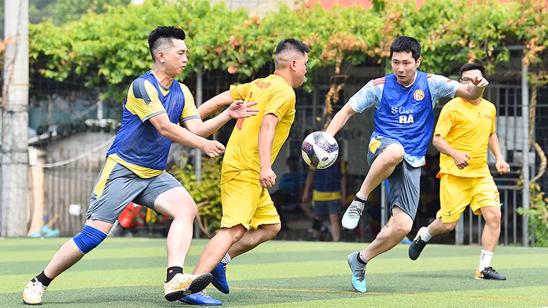 Sau thất bại đáng tiếc trước Đài Tiếng nói Việt Nam trên chấm phạt đền trong trận ra quân, các cầu thủ của đội bóng Báo Nhân Dân bước vào trận đấu tiếp theo gặp đội Hội Nhà báo Việt Nam.