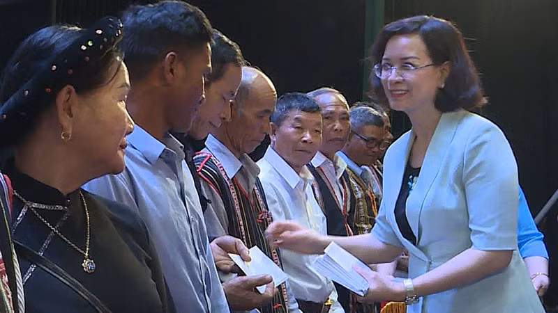 Lãnh đạo tỉnh Bình Phước tặng thưởng các già làng, người có uy tín trong cộng đồng. 