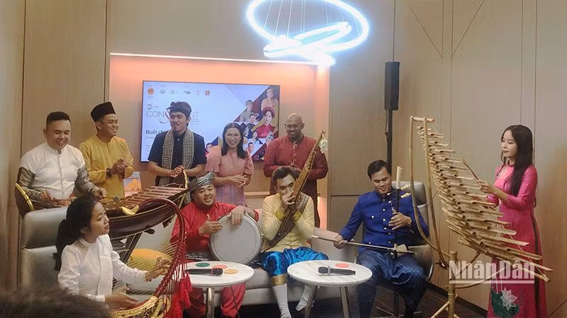 Các nghệ sĩ trình diễn tại buổi họp báo.