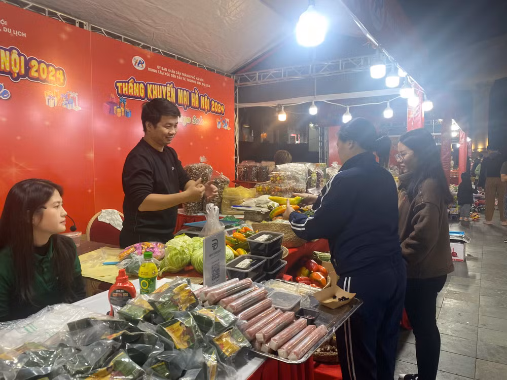 Khách hàng hào hứng tham quan, mua sắm các sản phẩm, đồ thực phẩm được bày bán trong Tháng khuyến mại 2024.