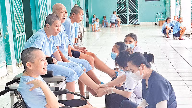 Người lang thang xin ăn được chăm sóc tại Trung tâm Điều dưỡng người bệnh tâm thần.
