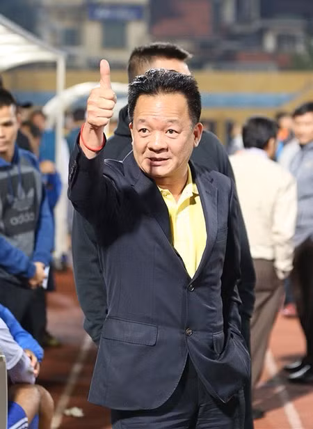 Bầu Hiển thường xuyên đến sân vận động Hàng Đẫy cỗ vũ CLB Hà Nội thi đấu