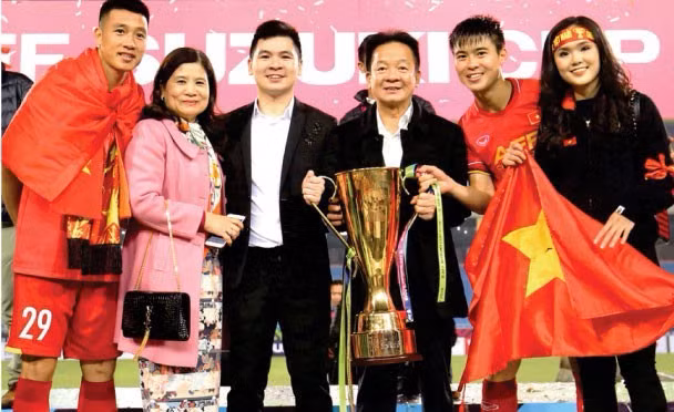 Gia điình bầu Hiển chúc mừng đội tuyển quốc gia và các cầu thủ của CLB Hà Nội trong màu áo đội tuyển Quốc gia.