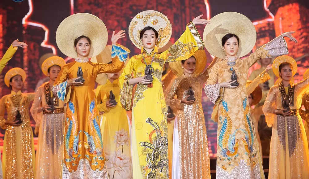 Lễ dâng trầm đầu tiên của Việt Nam do Công ty Trầm hương Khánh Hòa tổ chức tôn vinh giá trị văn hóa dân tộc. Ảnh | Triệu Vân