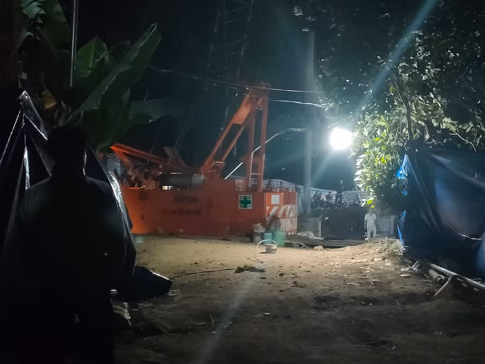 Lực lượng chức năng xuyên đêm giải cứu cháu bé.