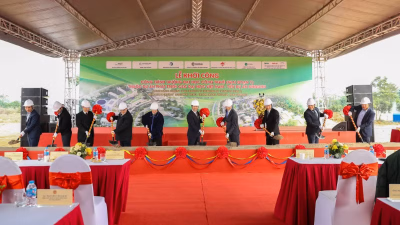 Các đại biểu thực hiện nghi thức khởi công công trình Trường đại học Công nghệ (Đại học Quốc gia Hà Nội).