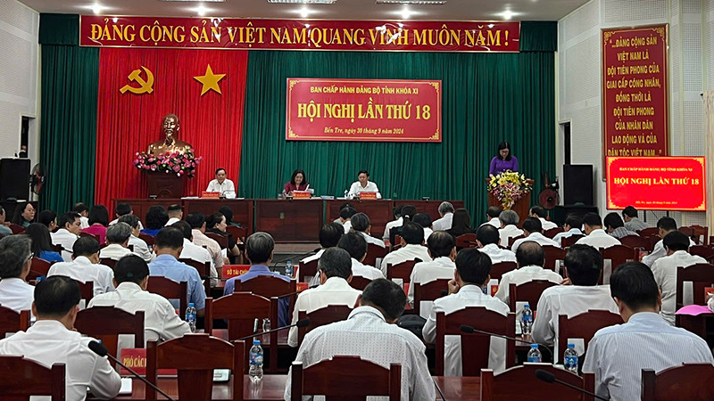 Ban Chấp hành Đảng bộ tỉnh Bến Tre tổ chức hội nghị Tỉnh ủy lần thứ 18. (Ảnh: HOÀNG TRUNG)