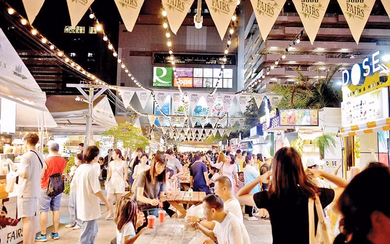 Một khu phố ẩm thực sầm uất ở Bangkok, Thái Lan. (Ảnh Đinh Trường)