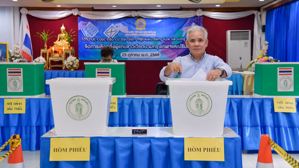 Bà con kiều bào bỏ phiếu bầu Ban Chấp hành mới của Hội người Việt Bangkok.