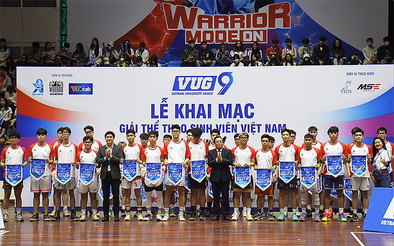 Đại diện Trung ương Hội Sinh viên Việt Nam, Trung tâm Hỗ trợ và Phát triển sinh viên Việt Nam và các đơn vị liên quan trao cờ lưu niệm tặng đội trưởng các đội tuyển tại buổi lễ.