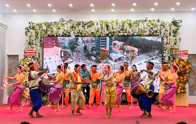 Các tiết mục văn nghệ mừng Tết Chôl Chnam Thmây 2023 được trình diễn tại buổi họp mặt.