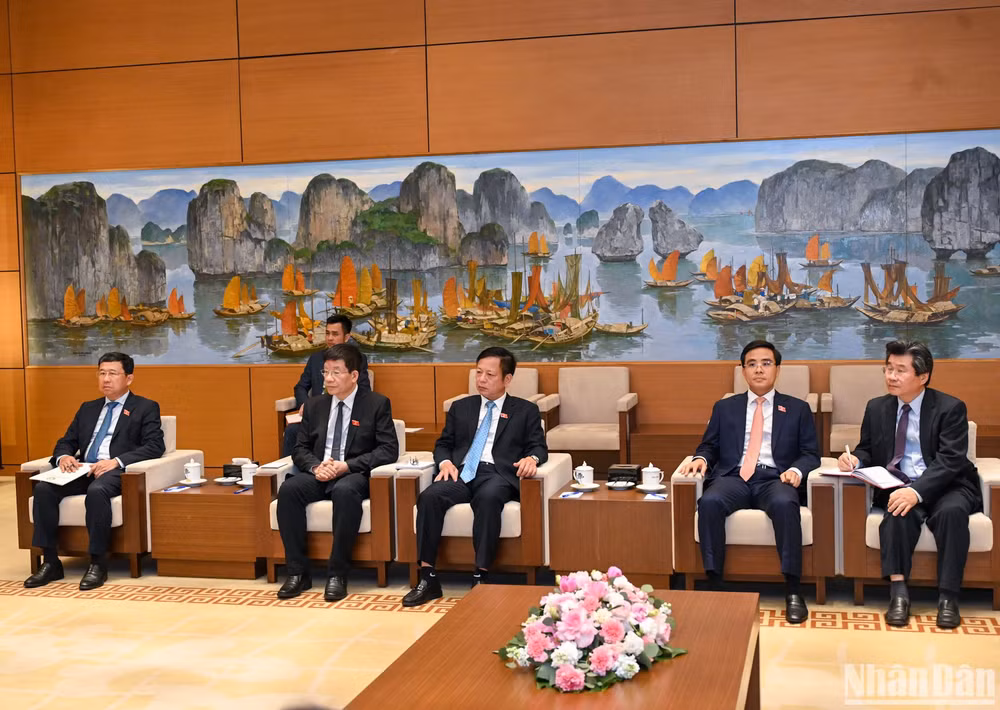 Các thành viên Quốc hội Việt Nam và các đại biểu dự buổi tiếp.