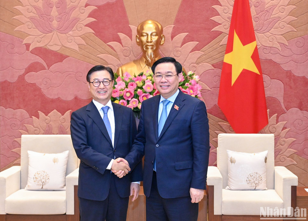 Chủ tịch Quốc hội Vương Đình Huệ và Tổng Giám đốc Công ty luật Kim&Chang Chung Kye Sung tại buổi tiếp. (Ảnh: Duy Linh)