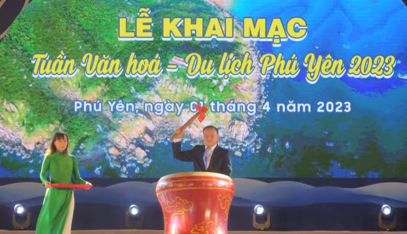 Phó Chủ tịch Ủy ban nhân dân tỉnh Phú Yên Đào Mỹ đánh trống khai mạc Tuần Văn hóa-Du lịch Phú Yên năm 2023.