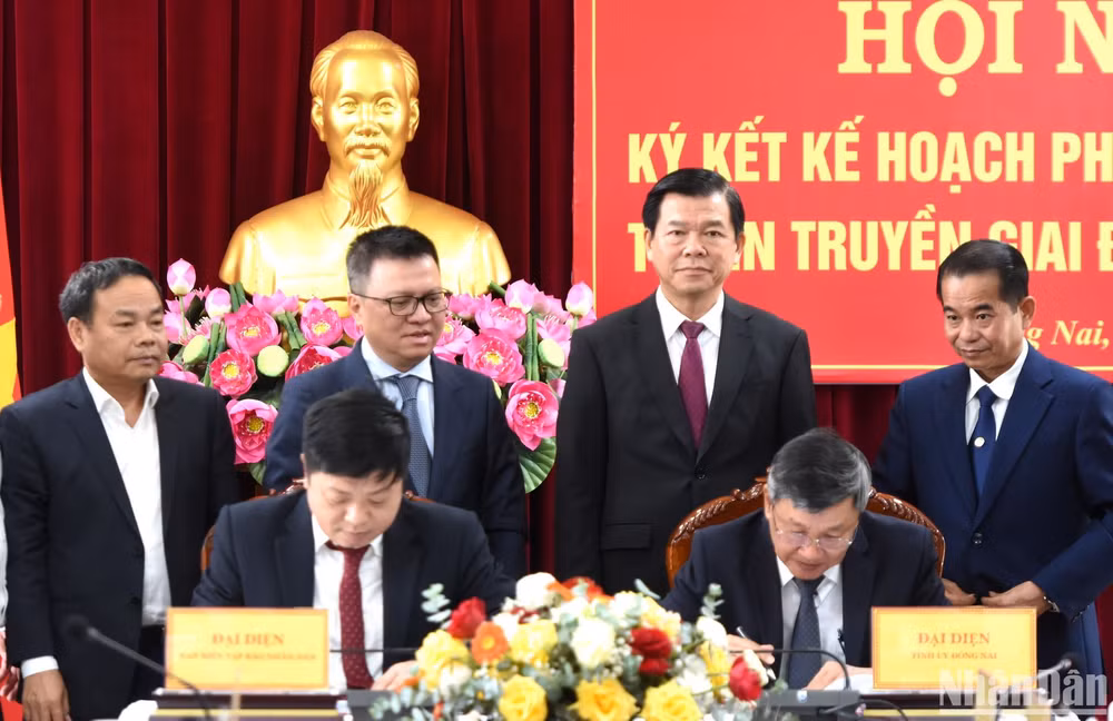 Lễ ký kết Kế hoạch phối hợp công tác tuyên truyền giai đoạn 2023-2025 giữa Báo Nhân Dân và Tỉnh ủy Đồng Nai.
