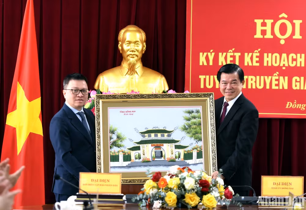 Đồng chí Nguyễn Hồng Lĩnh tặng quà lưu niệm cho lãnh đạo Báo Nhân Dân.