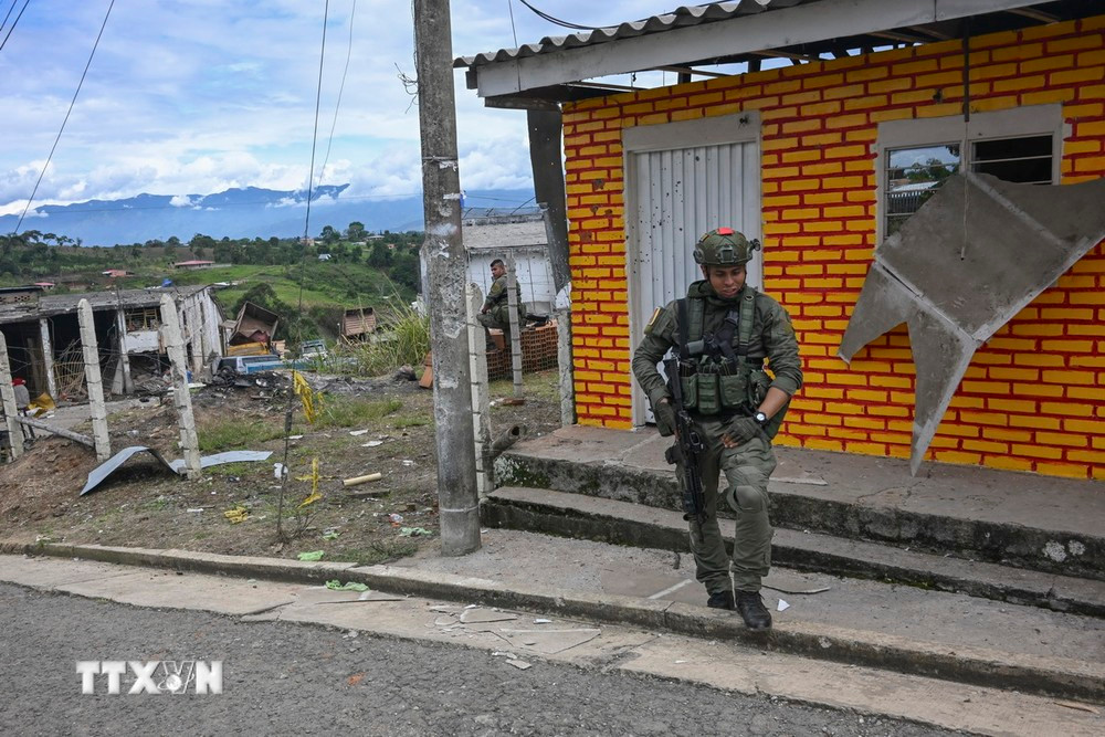 Cảnh sát gác tại thị trấn Morales, Cauca, Colombia, ngày 20/5/2024. (Ảnh: AFP/TTXVN)