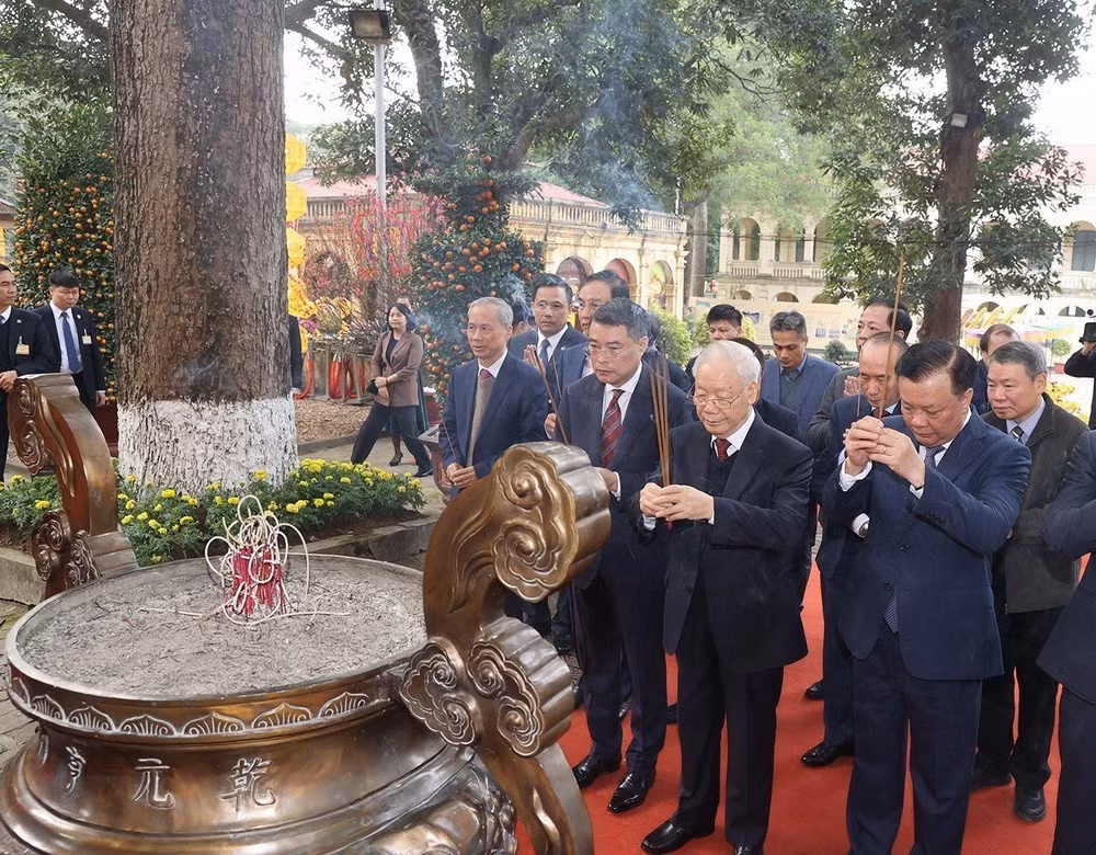 Tổng Bí thư Nguyễn Phú Trọng dâng hương tại Điện Kính Thiên, Khu di tích Hoàng thành Thăng Long. Ảnh: Trí Dũng/TTXVN