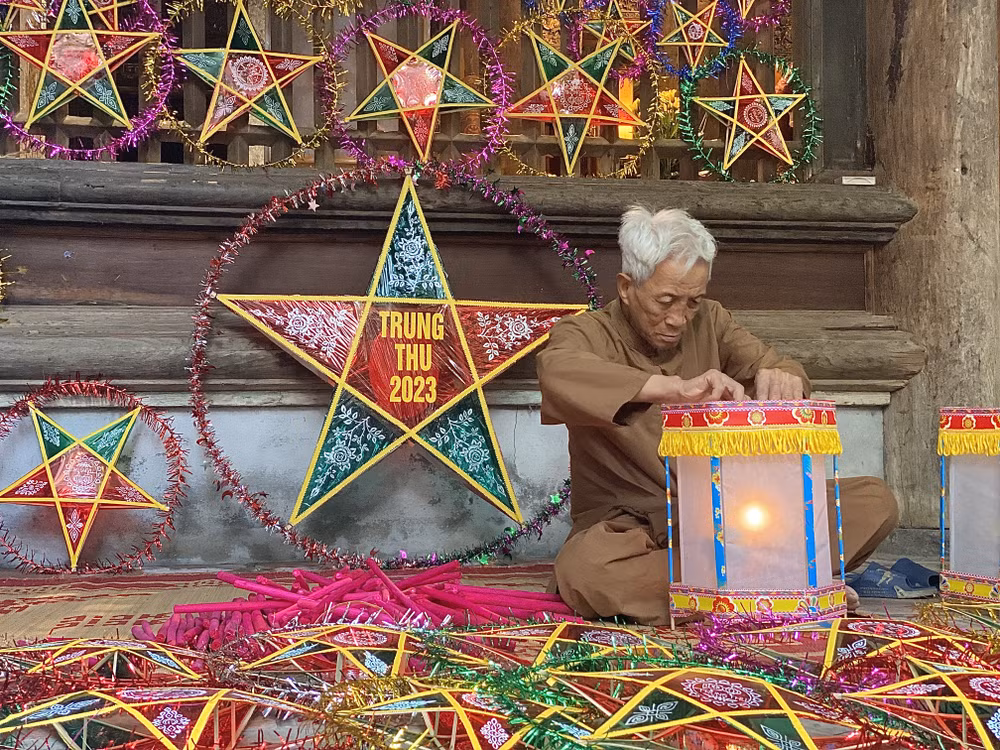 Nghệ nhân Ưu tú Nguyễn Văn Quyền hoàn thành một chiếc đèn kéo quân.