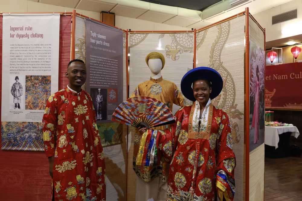 Bạn trẻ Nam Phi thích thú check-in với cổ phục Việt Nam.