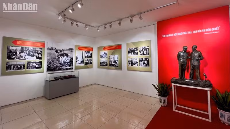 Không gian triển lãm trưng bày gần 200 hiện vật, hình ảnh quý.