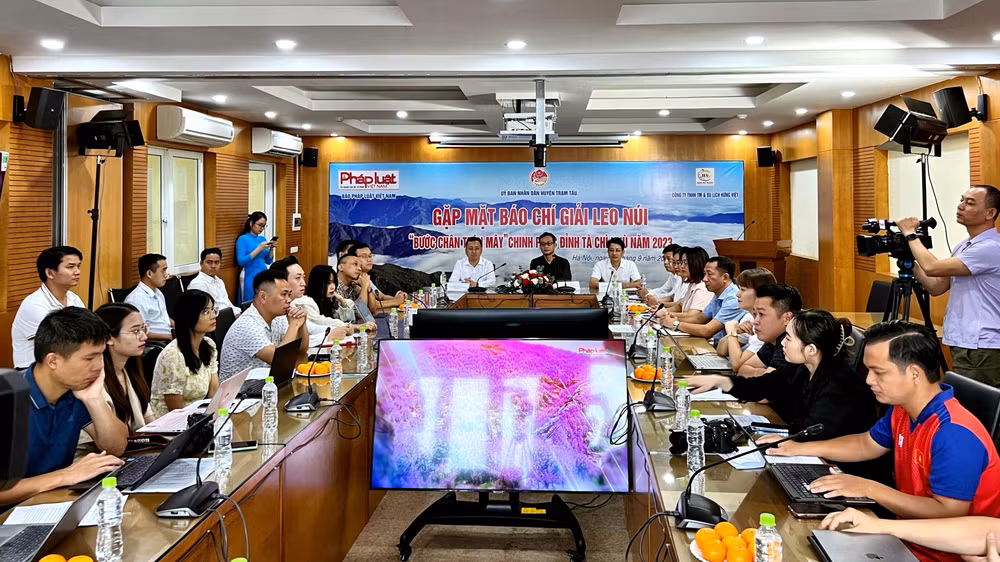 Quang cảnh buổi gặp mặt báo chí về giải leo núi "Bước chân trên mây".