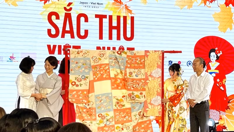 Đại diện Bảo tàng Phụ nữ Việt Nam tiếp nhận bộ kinomo được bà Junko Sophia Kakizaki (người mặc kimono màu xám) trao tặng.