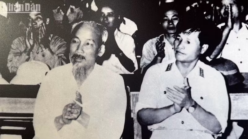 Chủ tịch Hồ Chí Minh và Đại tướng Nguyễn Chí Thanh dự Hội nghị Quân chính toàn quân lần thứ nhất năm 1960. (Ảnh chụp lại hình ảnh tại triển lãm)