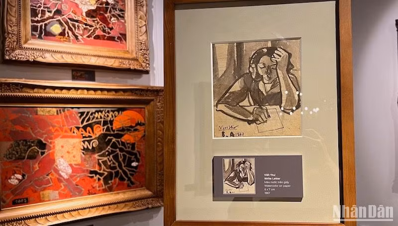 Bên cạnh những tác phẩm khổ lớn, triển lãm cũng giới thiệu một số tác phẩm kích thước nhỏ, độc đáo của cố họa sĩ, như bức "Viết thư" (màu nước trên giấy, 6x7cm, sáng tác năm 1967). Bên cạnh những tác phẩm khổ lớn, triển lãm cũng giới thiệu một số tác phẩm kích thước nhỏ, độc đáo của cố họa sĩ, như bức "Viết thư" (màu nước trên giấy, 6x7cm, sáng tác năm 1967).