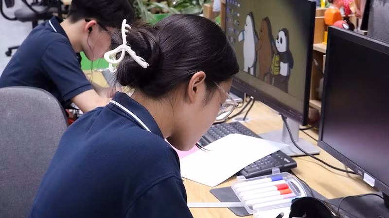 Học sinh một trường trung học phổ thông tại Hà Nội tham gia trải nghiệm đào tạo, hướng nghiệp về nội dung số. (Ảnh: Sconnect Việt Nam)