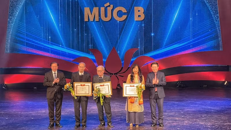 Các tác giả nhận thưởng mức B tại buổi lễ