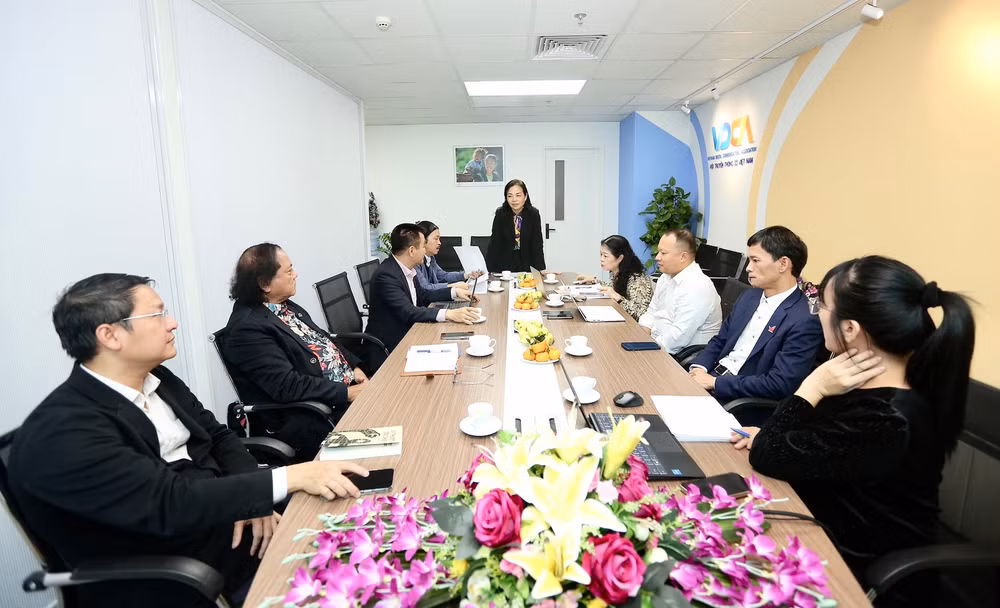 Tiến sĩ Ngô Phương Lan, Chủ tịch Hội đồng Chung khảo phát biểu trong phiên họp vòng Chung khảo. (Ảnh: Hội Truyền thông số Việt Nam) 