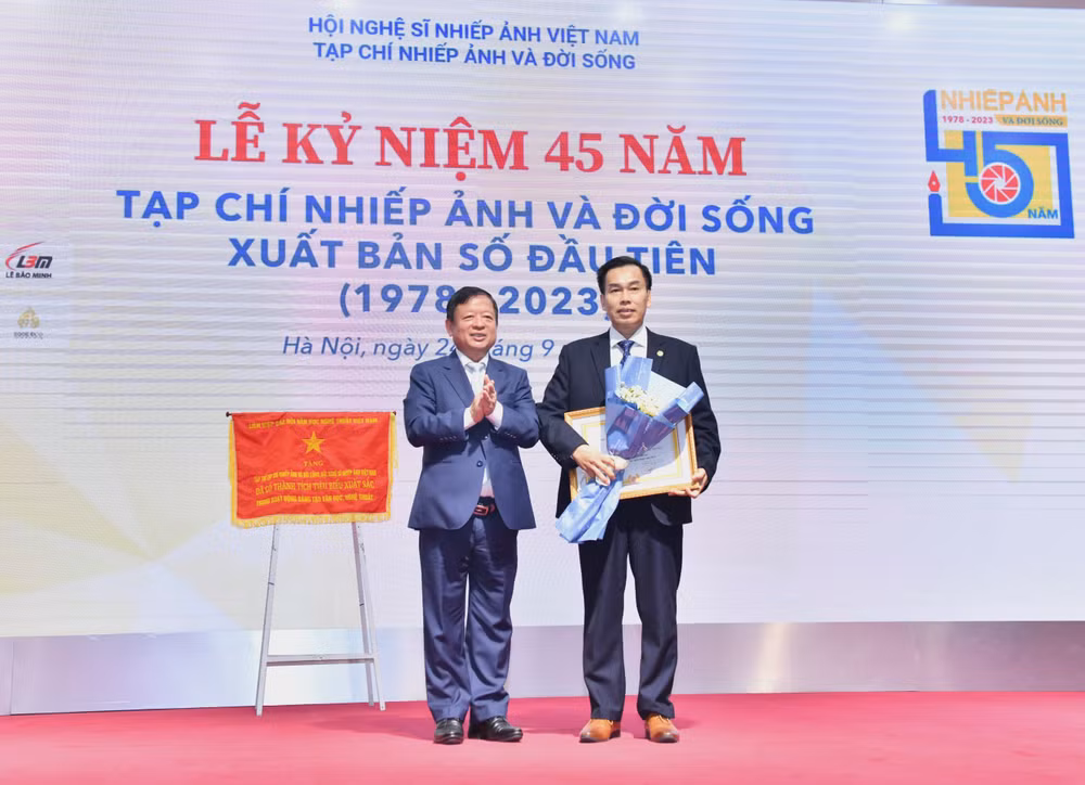 Nhạc sĩ Đỗ Hồng Quân trao Cờ thi đua và Bằng khen của Liên hiệp các Hội Văn học Nghệ thuật Việt Nam.