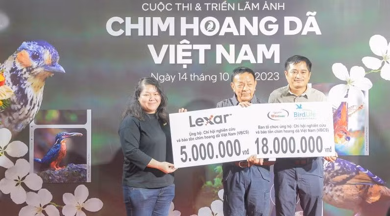Ban tổ chức và nhà tài trợ cuộc thi ủng hộ Chi hội nghiên cứu và bảo tồn chim hoang dã Việt Nam. (Ảnh: Kim Liên)
