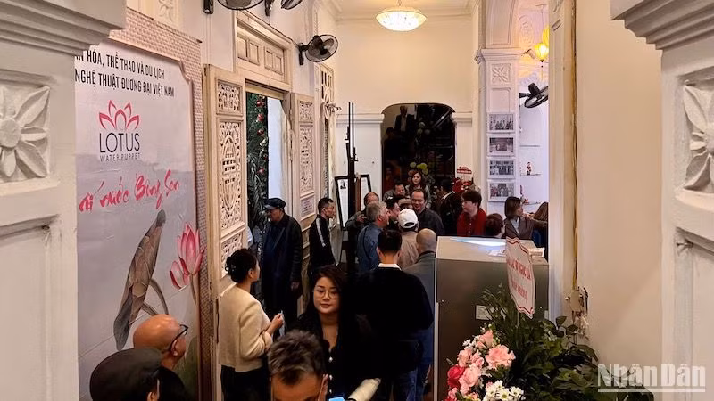 Triển lãm tranh của cố họa sĩ Nguyễn Ngọc Thọ được tổ chức tại Không gian văn hóa Việt (16 Lê Thái Tổ, quận Hoàn Kiếm, Hà Nội) và thu hút rất đông khách tham quan trong buổi khai mạc. Triển lãm tranh của cố họa sĩ Nguyễn Ngọc Thọ được tổ chức tại Không gian văn hóa Việt (16 Lê Thái Tổ, quận Hoàn Kiếm, Hà Nội) và thu hút rất đông khách tham quan trong buổi khai mạc.