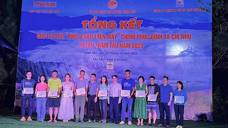 Đại diện Ban tổ chức trao bằng khen và tiền thưởng cho các vận động viên nam, nữ đoạt giải Khuyến khích.