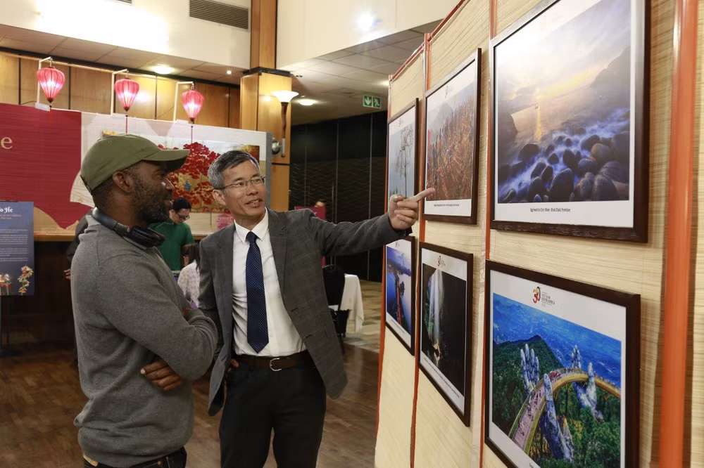 Phó Vụ trưởng Vụ Ngoại giao Văn hóa và UNESCO Hoàng Hữu Anh giới thiệu với người xem triển lãm ảnh “Sức sống Việt Nam”.