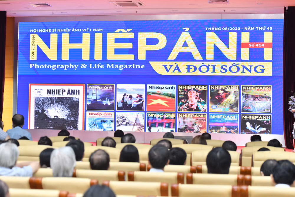 Các đại biểu, khách mời xem phim tài liệu 45 năm Tạp chí Nhiếp ảnh và Đời sống tại lễ kỷ niệm.