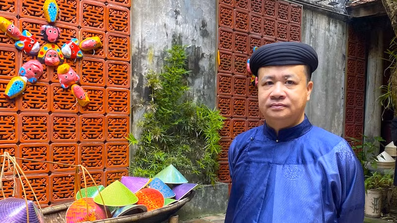 Hoạ sĩ, nhà nghiên cứu mỹ thuật Nguyễn Đức Bình cùng Câu lạc bộ Đình làng Việt ủng hộ và phối hợp dự án "Trường làng trong phố" tại một số sự kiện.