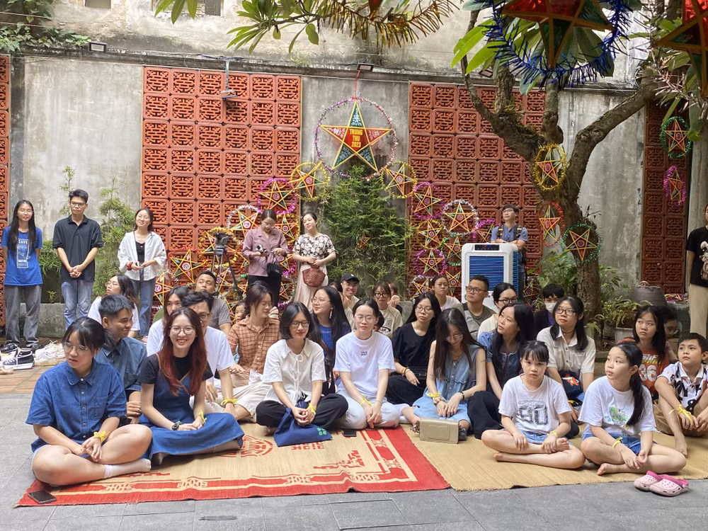 Các học viên trẻ chăm chú lắng nghe chuyện kể về nguồn gốc, ý nghĩa đèn ông sao và một số đồ chơi dân gian truyền thống