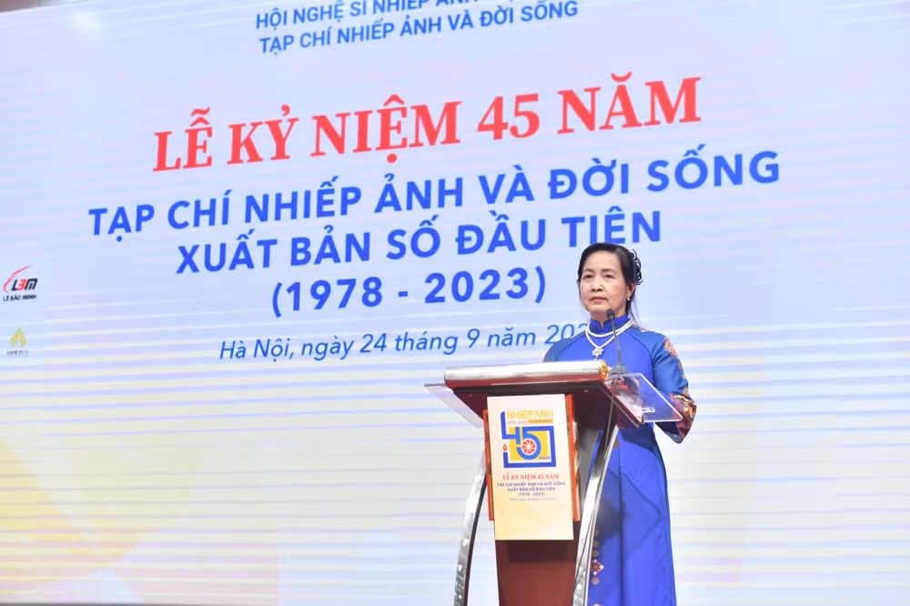 Chủ tịch Hội Nghệ sĩ Nhiếp ảnh VIệt Nam Trần Thị Thu Đông phát biểu.