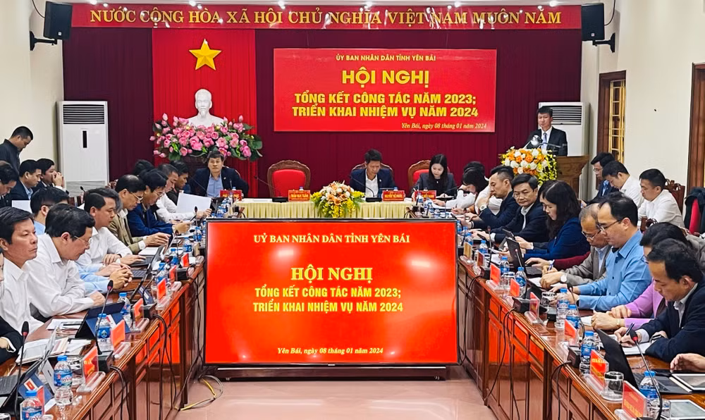 Chủ tịch Ủy ban nhân dân tỉnh Trần Huy Tuấn phát biểu chỉ đạo hội nghị. (Ảnh THANH SƠN).