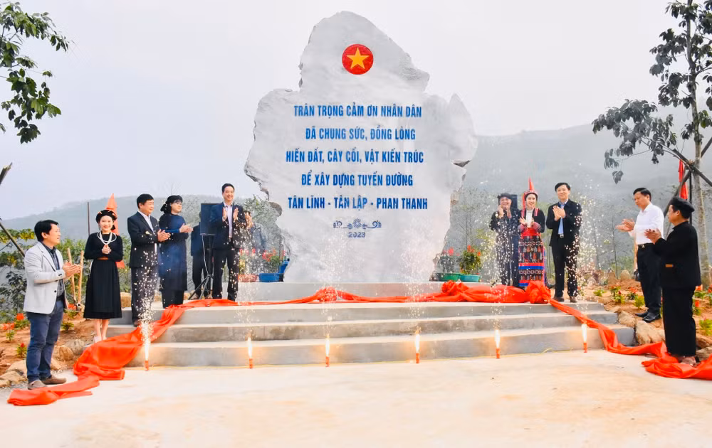 Tuyến đường Tân Lĩnh-Tân Lập-Phan Thanh được nhân dân huyện Lục Yên hiến đất làm đường, nhằm bảo đảm tiêu chí xây dựng nông thôn mới. (Ảnh THANH SƠN)