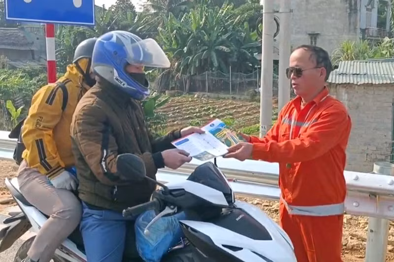 Cán bộ Công ty cổ phần Quản lý và Đầu tư xây dựng công trình giao thông 238 tuyên truyền, nhắc nhở người dân đi xe máy không đi vào tuyến đường cao tốc.