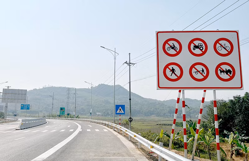Đơn vị chức năng đã lắp đặt bổ sung biển cấm tại điểm đầu tuyến cao tốc Tuyên Quang-Phú Thọ.